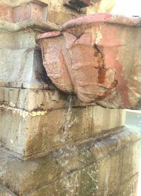Detalle de la fuente de la plaza Virgen de los Reyes